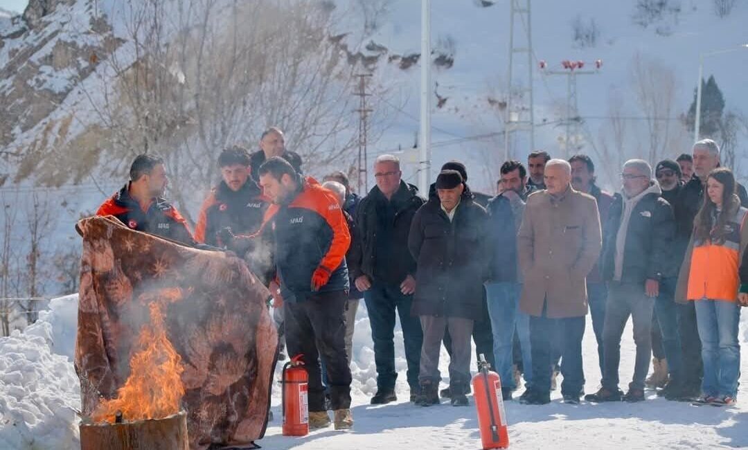 Pülümür’de Yangın Farkındalık Eğitimi Gerçekleştirildi, Gıda Kolisi Dağıtıldı Tunceli’nin Pülümür ilçesinde İl Afet ve Acil Durum Müdürlüğü, Geçici