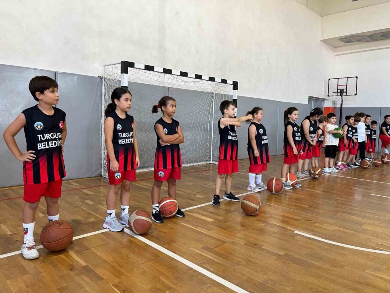Turgutlu Belediyesi, 7-14 yaş arası çocuklar için düzenlediği basketbol kurslarının