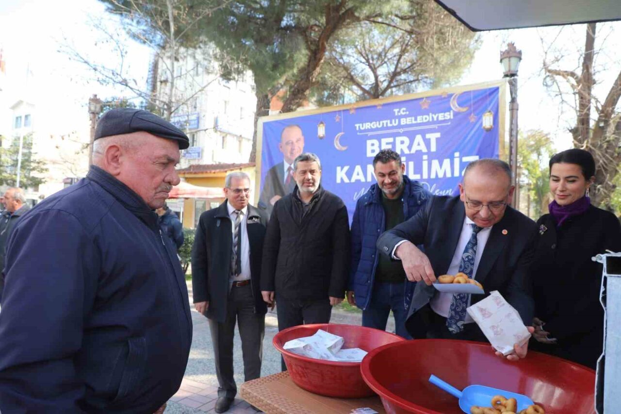 Turgutlu Belediyesi, Berat Kandili'nde geleneksel lokma ikramı düzenleyerek birlik ve