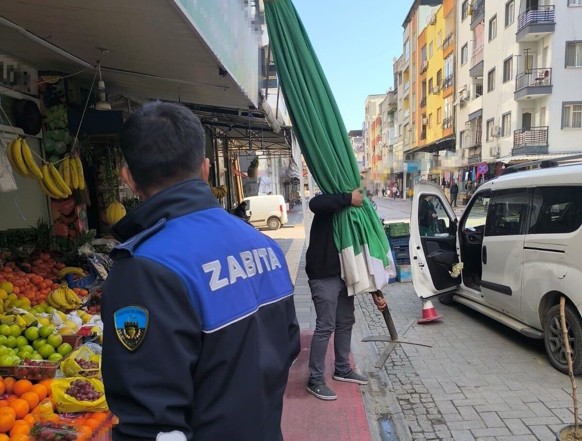 Turgutlu Belediyesi Zabıta Müdürlüğü, yayaların güvenliğini sağlamak için kaldırım işgallerine