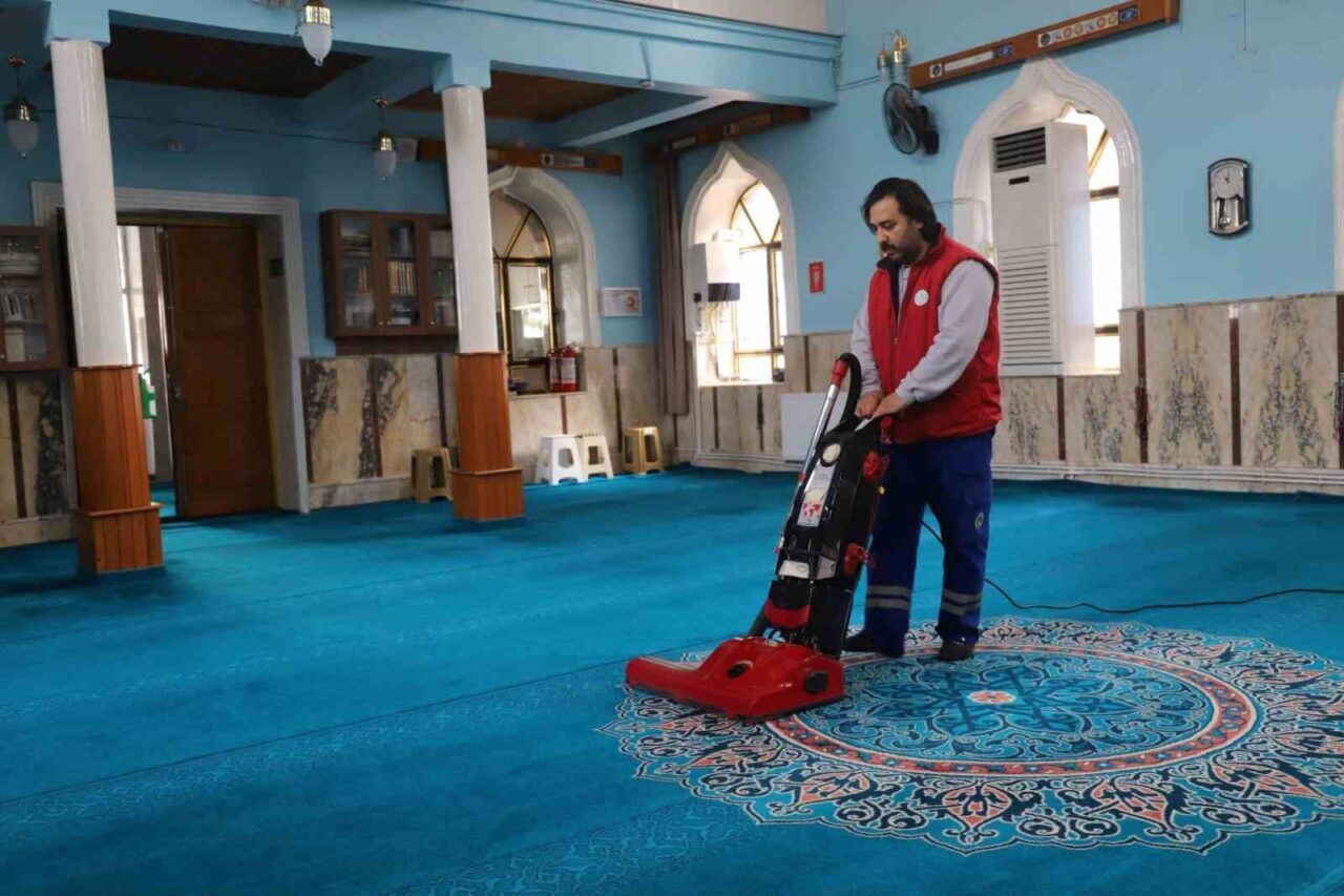 Turgutlu Belediyesi, Ramazan öncesi camilerde temizlik çalışmaları başlattı. Temizlik İşleri