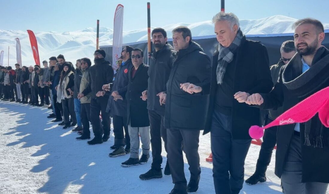 Hakkari’deki Kayaklı Koşu Eleme Yarışması’nda 350 Sporcu Kıyasıya Rekabet Etti Hakkari'nin Yüksekova ilçesinde gerçekleştirilen Türkiye Kayaklı Koşu Eleme Yarışması'na 350
