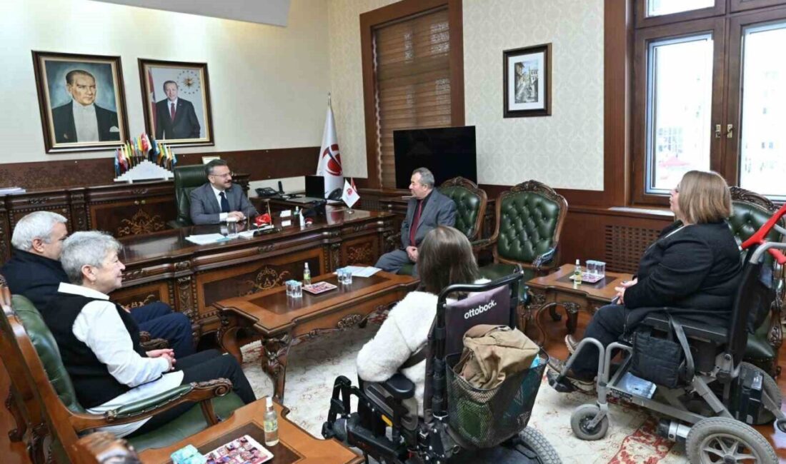 Eskişehir’de Türkiye Sakatlar Derneği Yönetiminden Vali Aksoy’a Ziyaret Türkiye Sakatlar Derneği Eskişehir Şube Başkanı Cafer Eşen, Vali Hüseyin