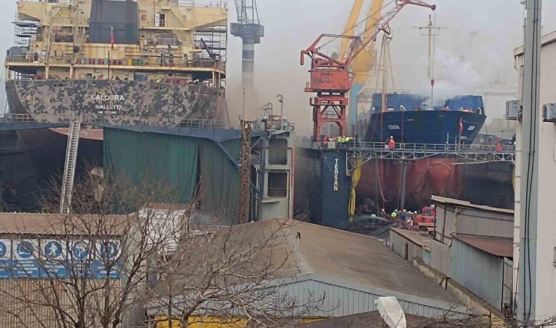 Tuzla Tersanesi’ndeki gemide yangın alarmı: İtfaiye ekipleri hızlıca müdahale etti. Tuzla Tersanesi’nde bir gemide çıkan yangın nedeniyle olay yerine çok