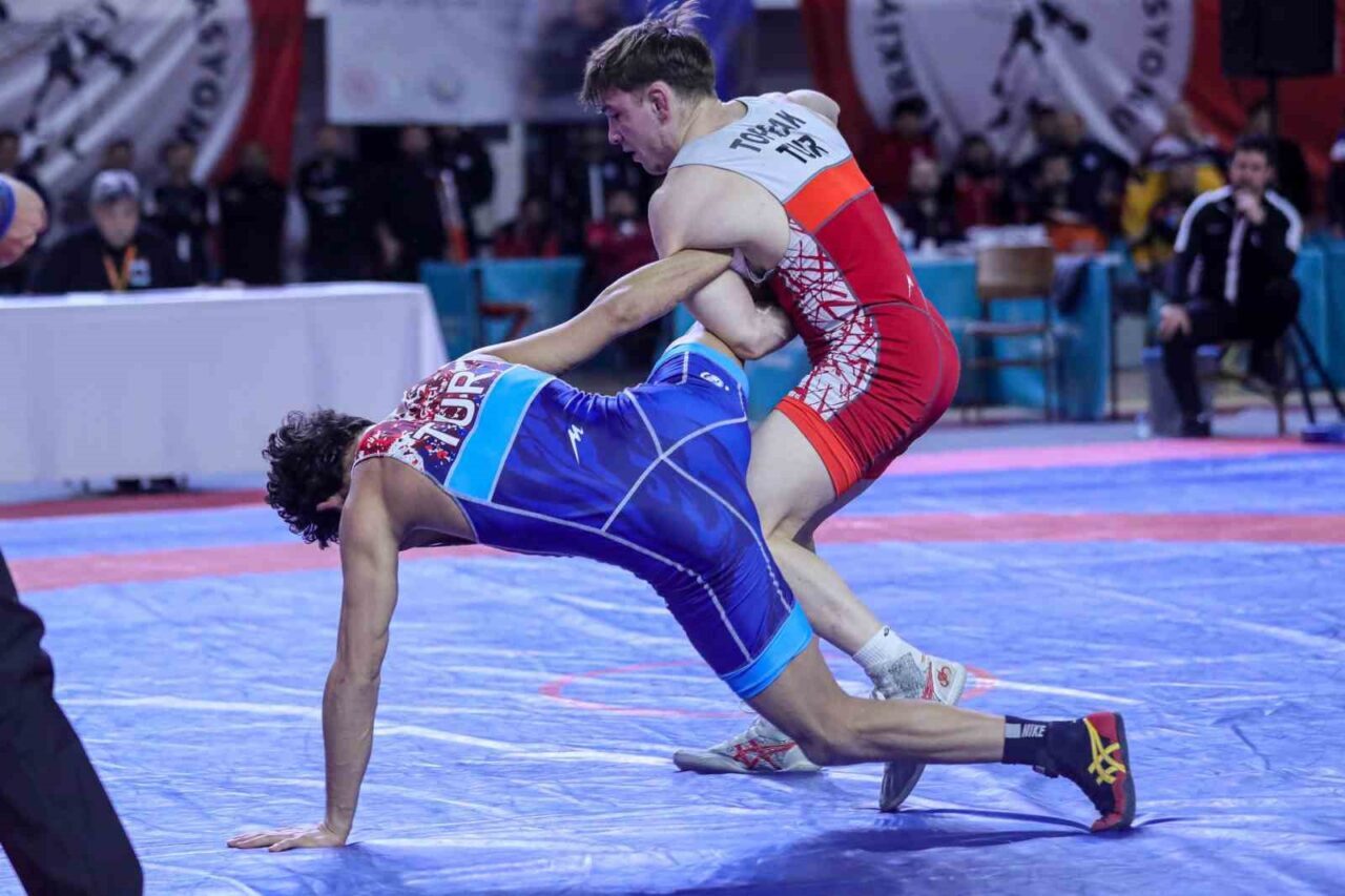 Sivas'ta düzenlenen U23 Serbest Türkiye Güreş Şampiyonası'nda 500 sporcu mücadele