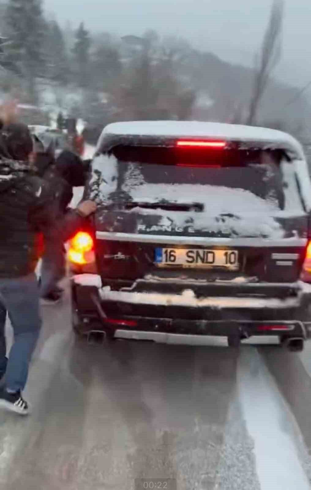 Bursa'nın Uludağ bölgesinde kar ve buzda sıkışan bir cip, vatandaşlar