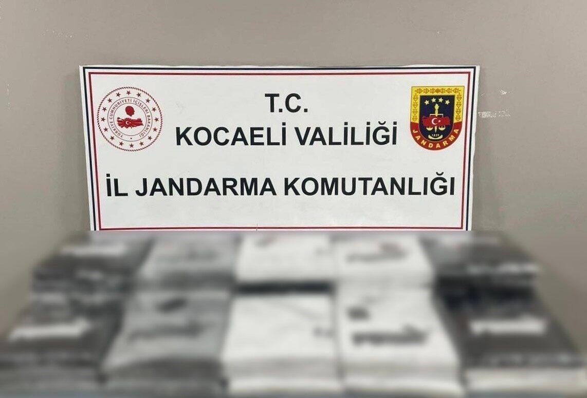 Kocaeli'nin Gölcük ilçesinde jandarma, ünlü markalara ait 1.500 sahte giyim