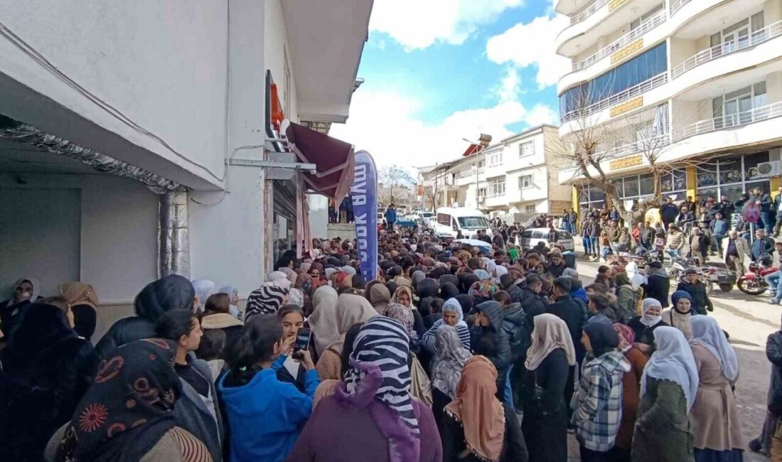 Eruh’ta Ev Eşyaları Mağazasında Büyük İndirim Heyecanı İzdihama Yol Açtı Siirt'in Eruh ilçesindeki bir ev eşyası mağazası, açılışa özel "Ne