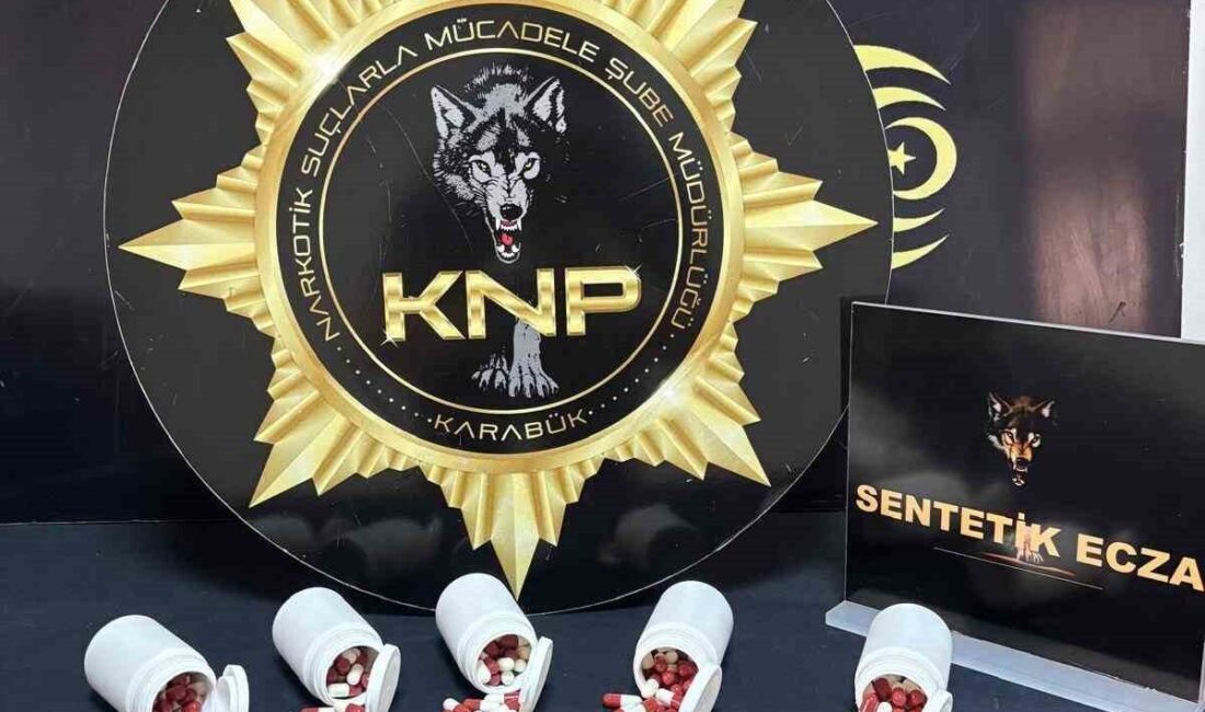 Karabük’te uyuşturucu ile yakalanan şüpheli, mahkeme kararıyla tutuklandı. Karabük'te uyuşturucu ticareti şüphesiyle yakalanan İ.K., polis operasyonuyla 250 uyuşturucu