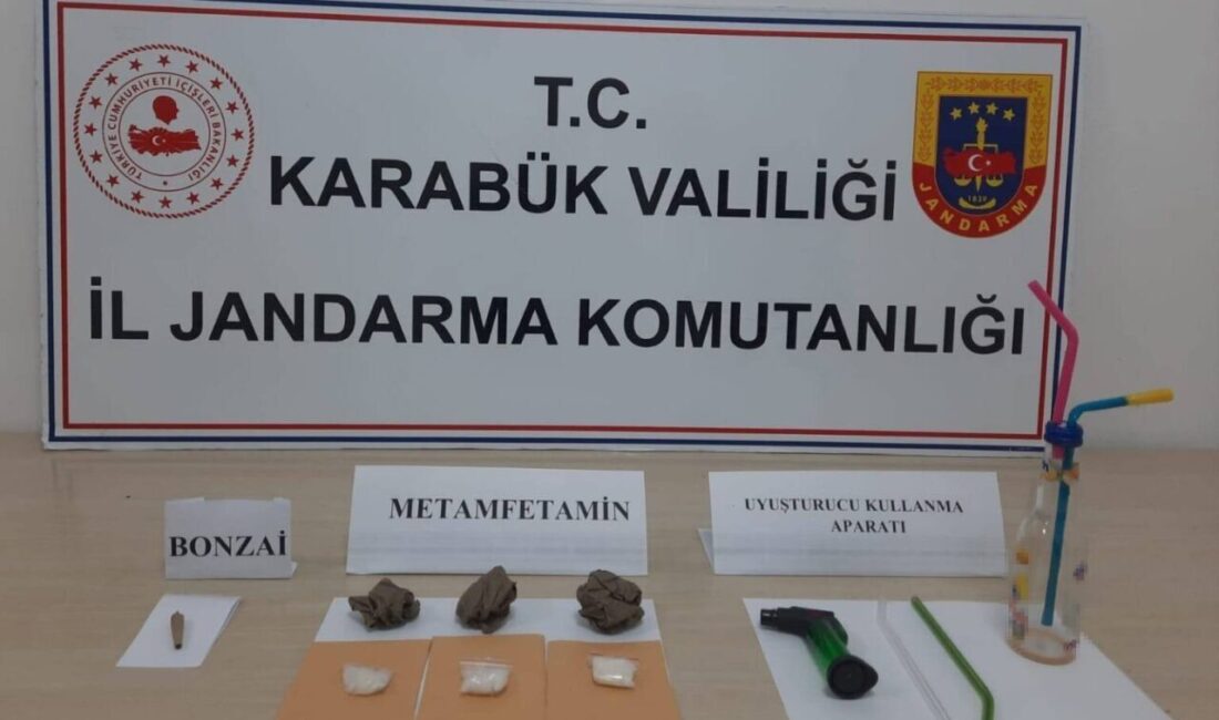 Karabük’te Jandarma Tarafından Yapılan Uyuşturucu Operasyonunda 7 Kişi Gözaltına Alındı Karabük'te jandarma, uyuşturucu suçlamasıyla 7 kişiyi gözaltına aldı. İl Jandarma
