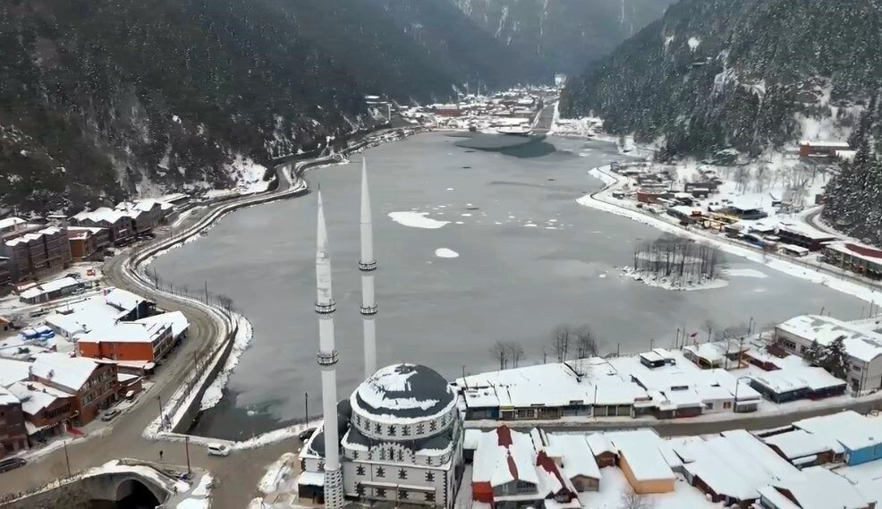 Uzungöl, Soğuk Hava Etkisiyle Buz Tutunca Eşsiz Manzaralar Ortaya Çıktı Trabzon'un Çaykara ilçesindeki Uzungöl, soğuk havaların etkisiyle buz tuttu. Bin