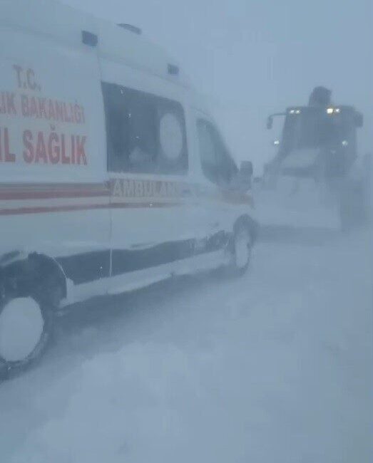 Kayseri’nin Tomarza İlçesinde Kar Yağışı Nedeniyle Mahsur Kalan Ambulans Kurtarıldı Kayseri’nin Tomarza ilçesinde, karlı yolda mahsur kalan ambulans, Tomarza Belediyesi