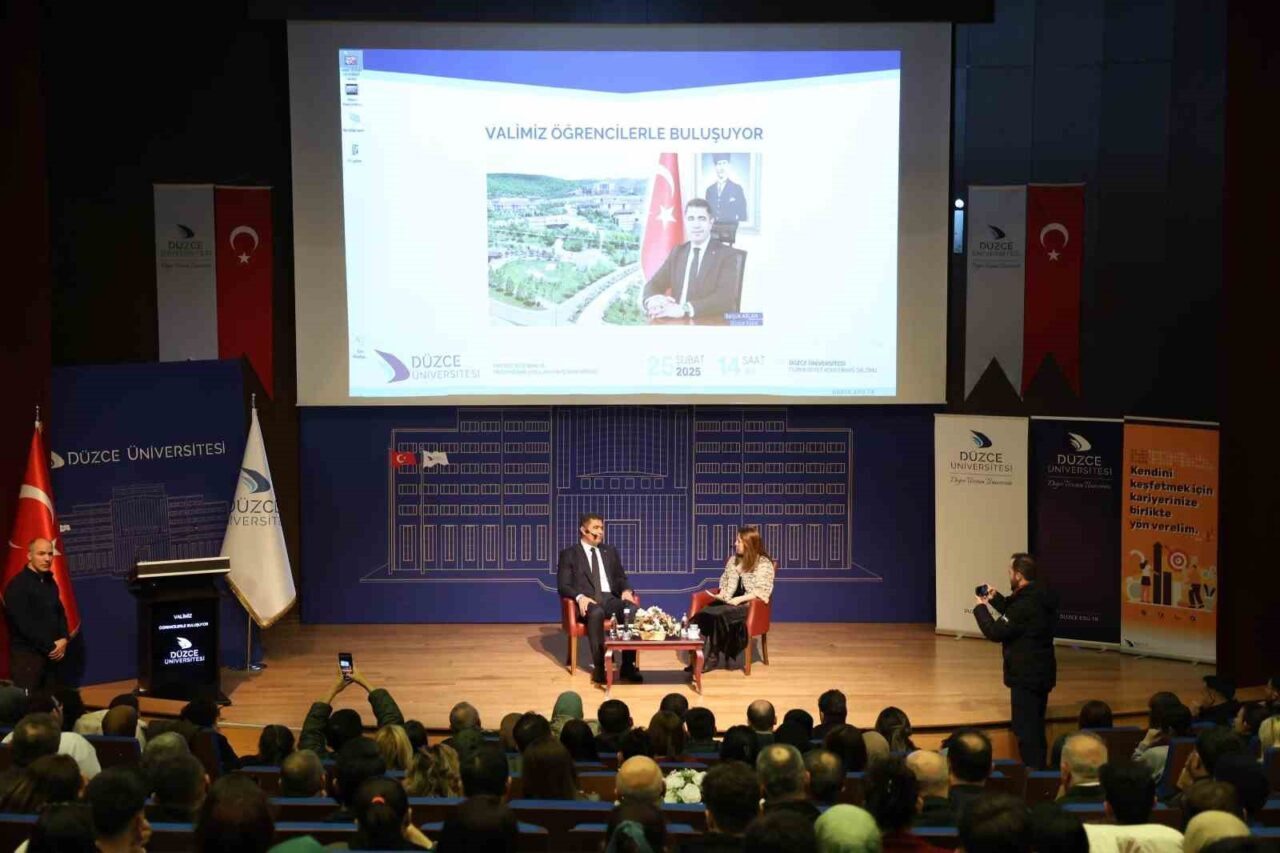 Düzce Üniversitesi'nde "Valimiz Öğrencilerle Buluşuyor" etkinliği düzenlendi. Düzce Valisi Selçuk
