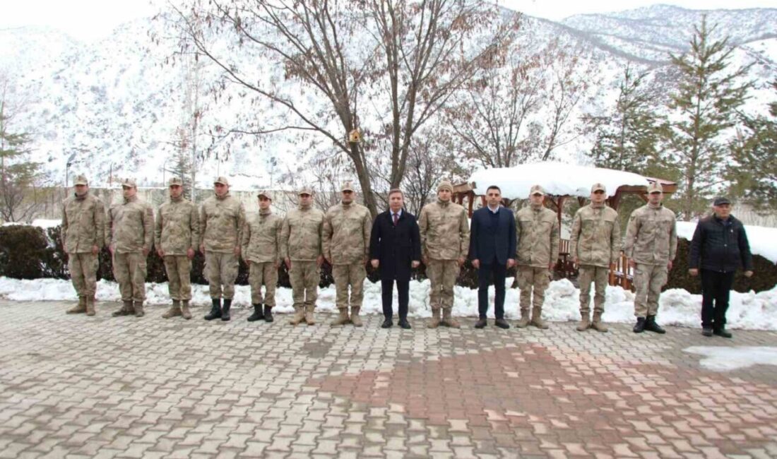 Erzincan Valisi Hamza Aydoğdu, Kuruçay Jandarma Karakolunu ziyaret ederek jandarma personeliyle buluştu Erzincan Valisi Hamza Aydoğdu, Vali Yardımcısı Mehmet Emre Canpolat ile