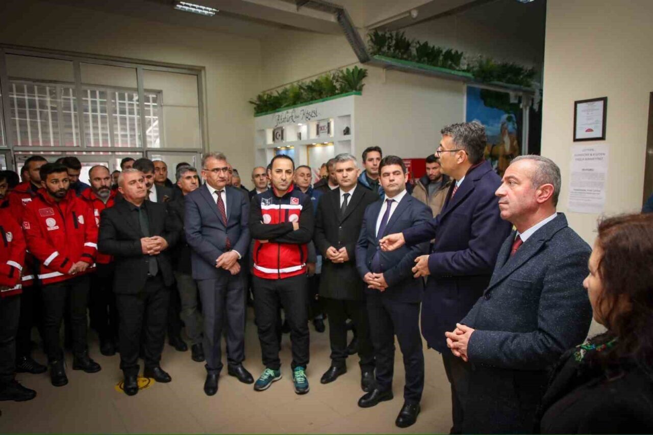 Hakkari Valisi Ali Çelik, depremlerden alınan derslerin hızla unutulduğunu belirterek,