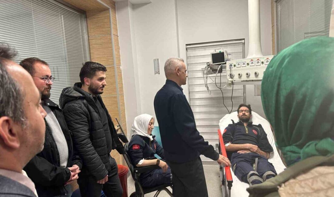 Karaman Valisi, trafik kazasında yaralanan sağlık çalışanları ve vatandaşları hastanede ziyaret etti. Karaman Valisi Mehmet Fatih Çiçekli, ambulans ile otomobilin çarpışması sonucu