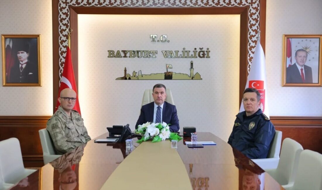 Bayburt Valisi Eldivan, İçişleri Bakanı Yerlikaya’nın düzenlediği video konferans toplantısına katıldı Bayburt Valisi Mustafa Eldivan, İçişleri Bakanı Ali Yerlikaya'nın başkanlık ettiği