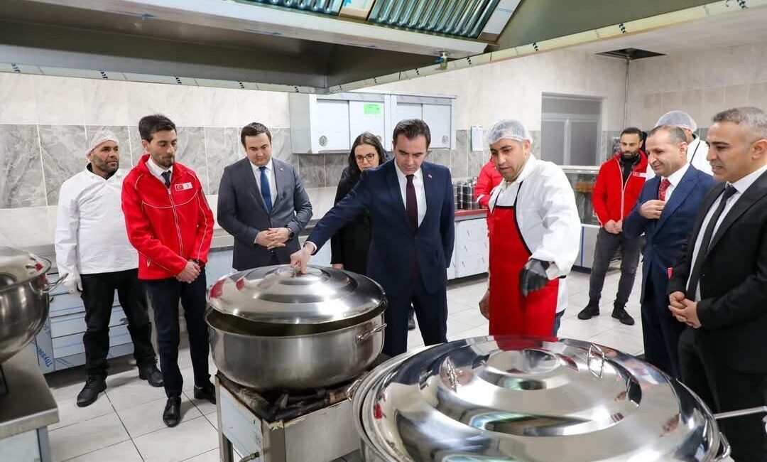 Ramazan Ayında İhtiyaç Sahiplerine Sıcak Yemek Ulaşacak Aşevinde İncelemeler Yapıldı Bitlis Valisi Ahmet Karakaya, Ramazan'da ihtiyaç sahiplerine sıcak yemek sunacak