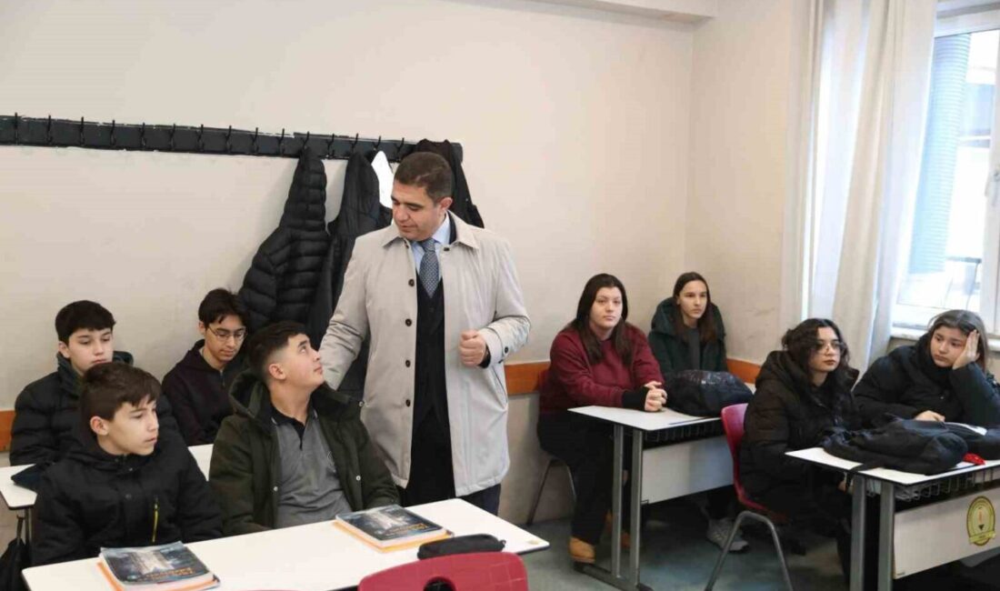 Düzce Valisi Selçuk Aslan, Cumhuriyet Anadolu Lisesi’nde YKS hazırlığındaki öğrencilerle bir araya geldi Düzce Valisi Selçuk Aslan, Cumhuriyet Anadolu Lisesi'nde YKS hazırlığı yapan