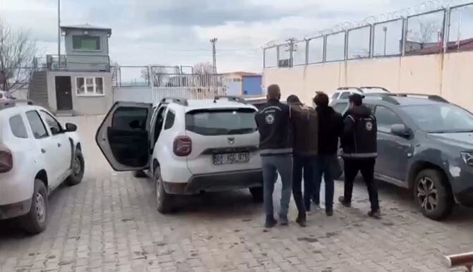 Van’da Göçmen Kaçakçılığı Soruşturmasında 5 Organizatör Tutuklandı Van'da yapılan operasyonlar sonucunda, "Göçmen Kaçakçılığı ve İnsan Ticareti" suçlamasıyla