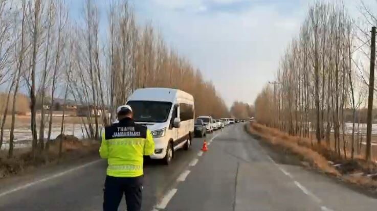 Van’da Jandarma Trafik Denetiminde 80 Araç Trafikten Men Edildi Van'da jandarma, 10-16 Şubat 2025 tarihleri arasında yaptığı trafik denetimlerinde