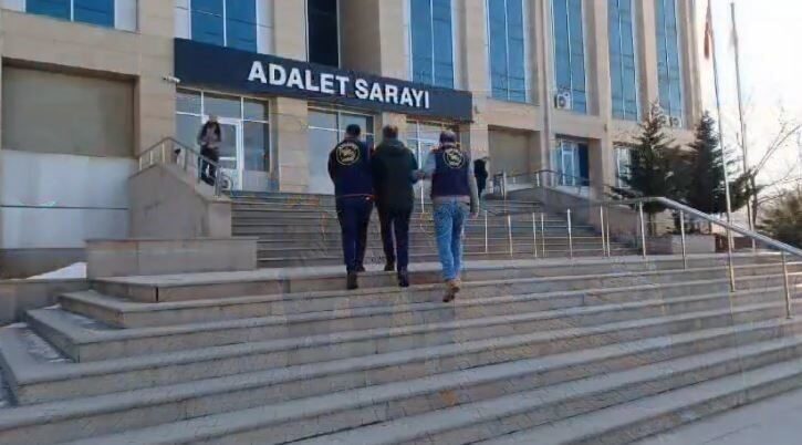 Van’da Jandarma Düzenlediği Operasyonla Aranan 47 Kişiyi Tutukladı Van'da jandarma tarafından gerçekleştirilen operasyonlarda, çeşitli suçlardan aranan 47 kişi