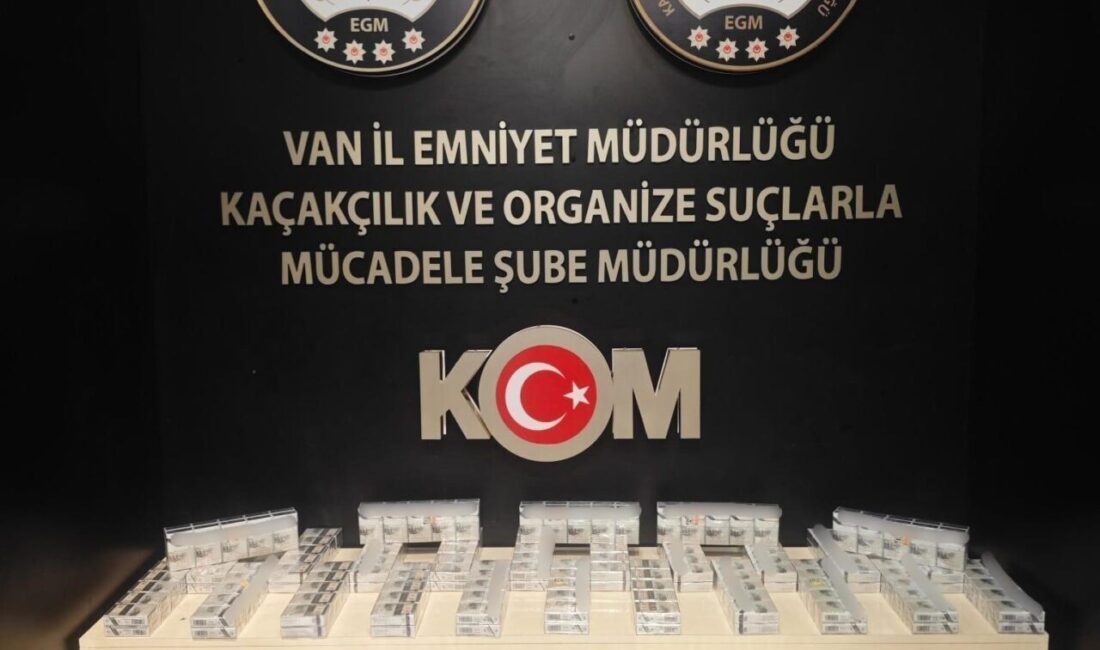 Van’da düzenlenen operasyonlarda gümrük kaçağı ürünler ele geçirildi Van'da düzenlenen operasyonlarda, gümrük kaçağı 2 bin 560 paket sigara,