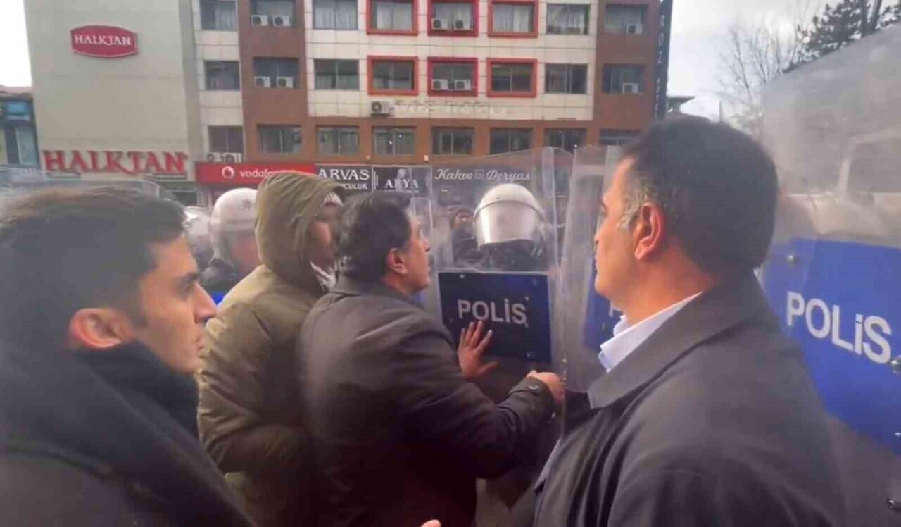 Van'da DEM Parti'nin izinsiz yürüyüşüne polis müdahale etti. Milletvekili Mahmut
