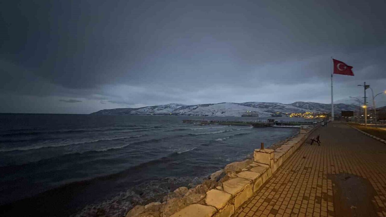 Bitlis'te meydana gelen fırtına, Van Gölü'nde dev dalgalar oluşturdu. Tatvan'da