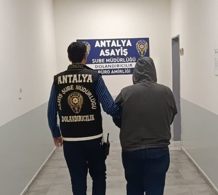 Antalya’da kendisini polis olarak tanıtan dolandırıcı yakalandı, 32 milyon lira ortada kaldı. Antalya'da, kendisini polis olarak tanıtan İ.A., Y.İ.'den 32 milyon lira