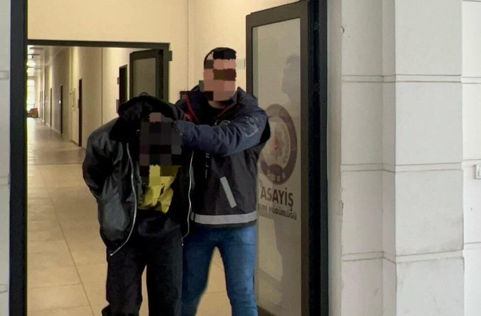 Kocaeli’de dolandırıcılık yapan sahte savcı tutuklandı! Kocaeli'de M.T. adlı şahıs, kendisini polis ve savcı olarak tanıtıp
