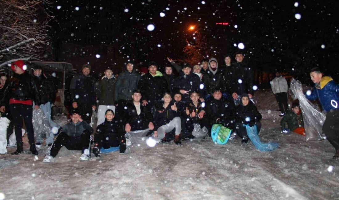 Ünye’de Kar Yağışıyla Rampa Yolu Kayak Pistine Dönüştü Ordu'nun Ünye ilçesinde 4 yıl aradan sonra yağan karla birlikte