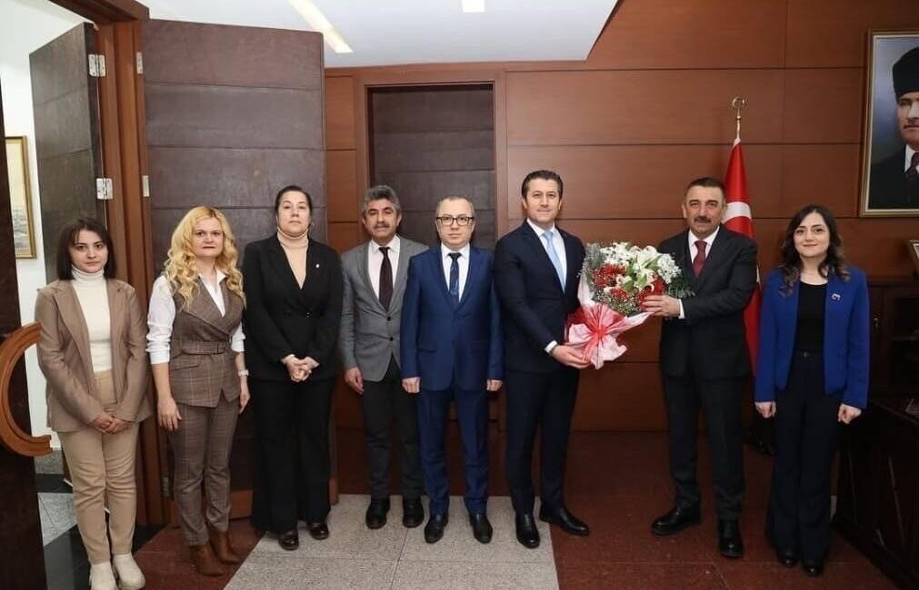 Zonguldak’ta 36. Vergi Haftası Törenlerle ve Ziyaretlerle Gerçekleşti Zonguldak'ta 36. Vergi Haftası, Valilik önünde düzenlenen törenle kutlandı. Törene
