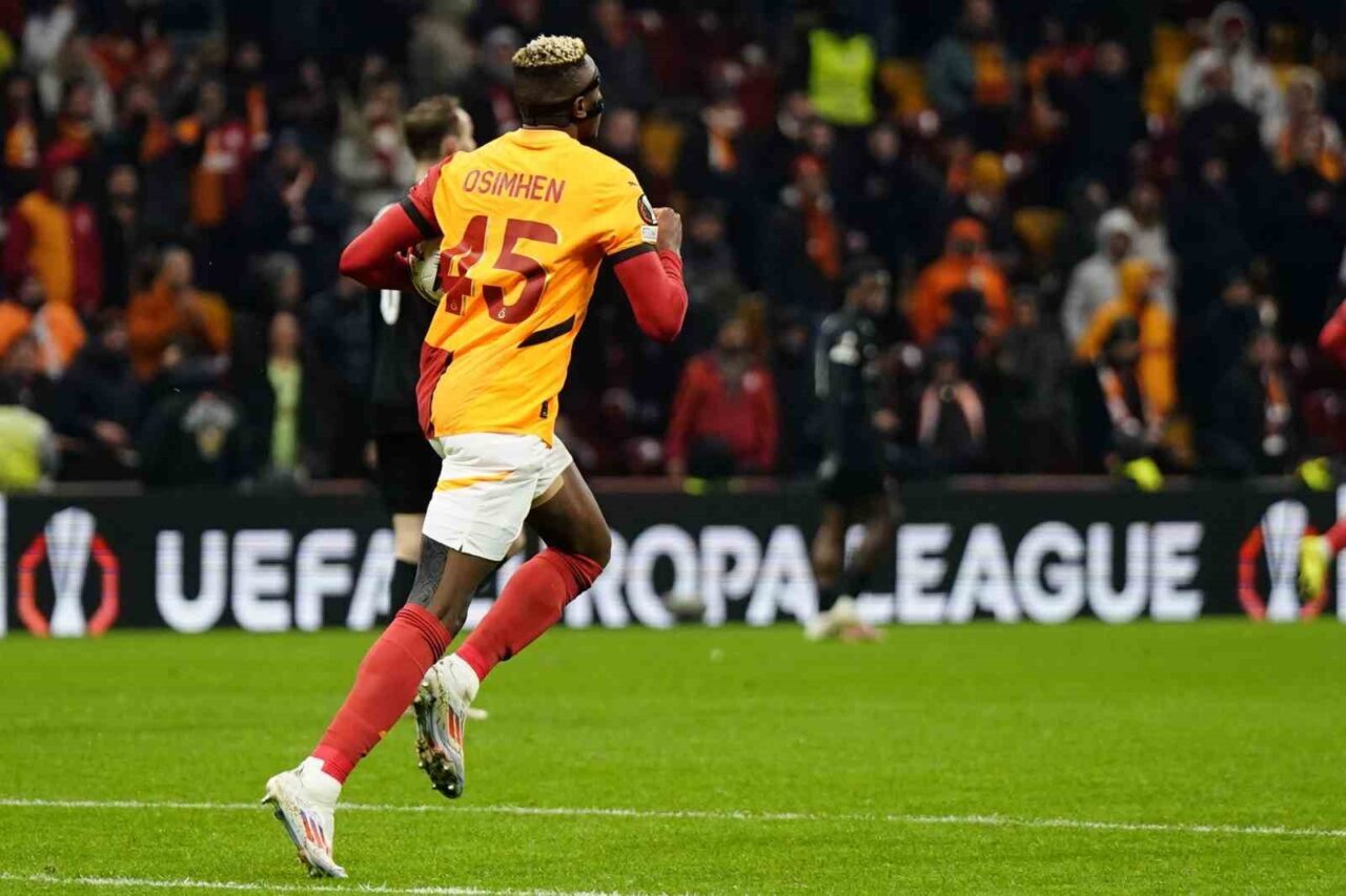 Galatasaraylı Victor Osimhen, AZ Alkmaar ile oynanan UEFA Avrupa Ligi