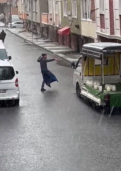 İstanbul'un Arnavutköy ilçesinde kar yağışının etkili olduğu bir günde, bir