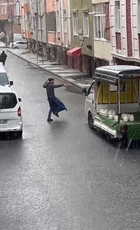 İstanbul'un Arnavutköy ilçesinde kar yağışının etkili olduğu bir günde, bir