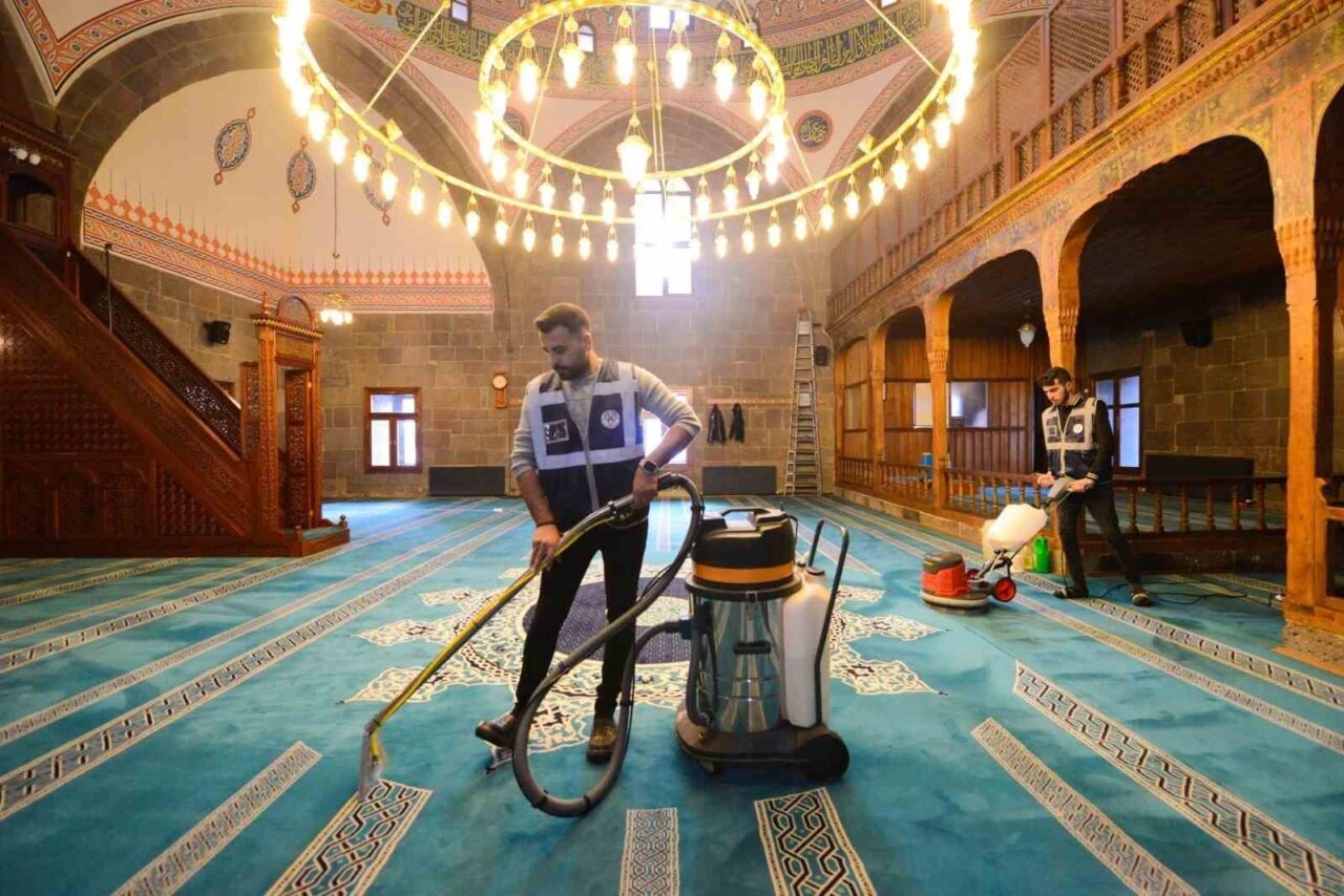 Yakutiye Belediyesi, yaklaşan Ramazan ayı öncesinde cami ve mescitlerin temizlik