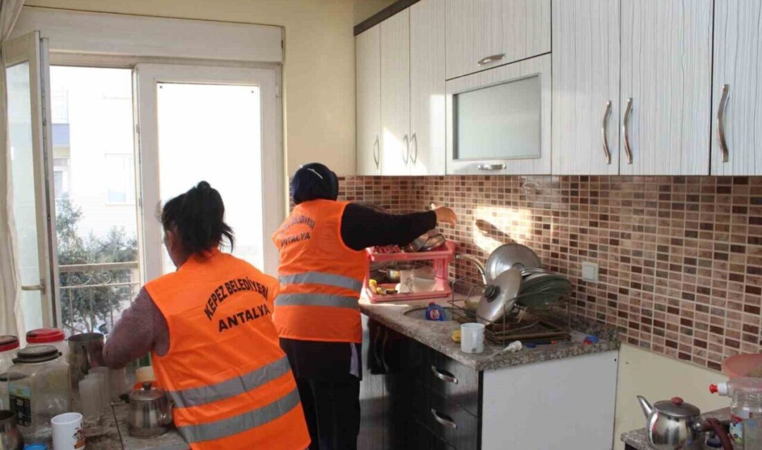 Kepez Belediyesi’nden yalnız yaşayan vatandaşa yeni bir yaşam alanı oluşturuldu Kepez Belediyesi, yalnız yaşayan 63 yaşındaki Nadir U.'nun evinde temizlik