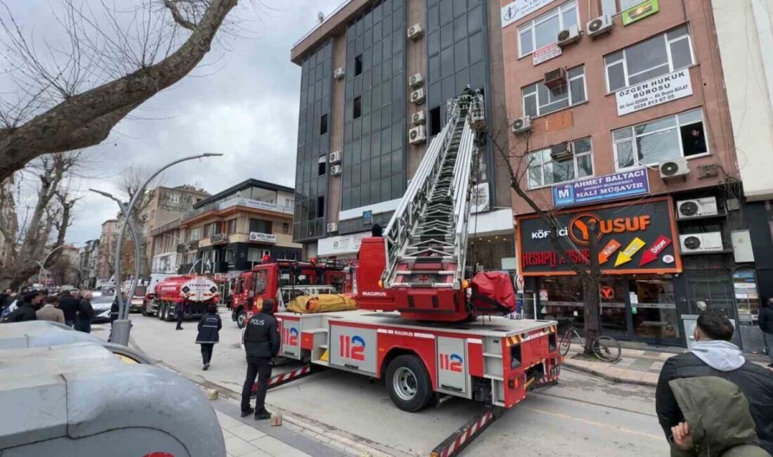 Yalova’daki ofisteki yangın itfaiye tarafından söndürüldü, 2 kişi dumandan etkilendi. Yalova'da Çam İş Hanı'ndaki bir ofisteki elektrik yangını, itfaiye ekiplerinin