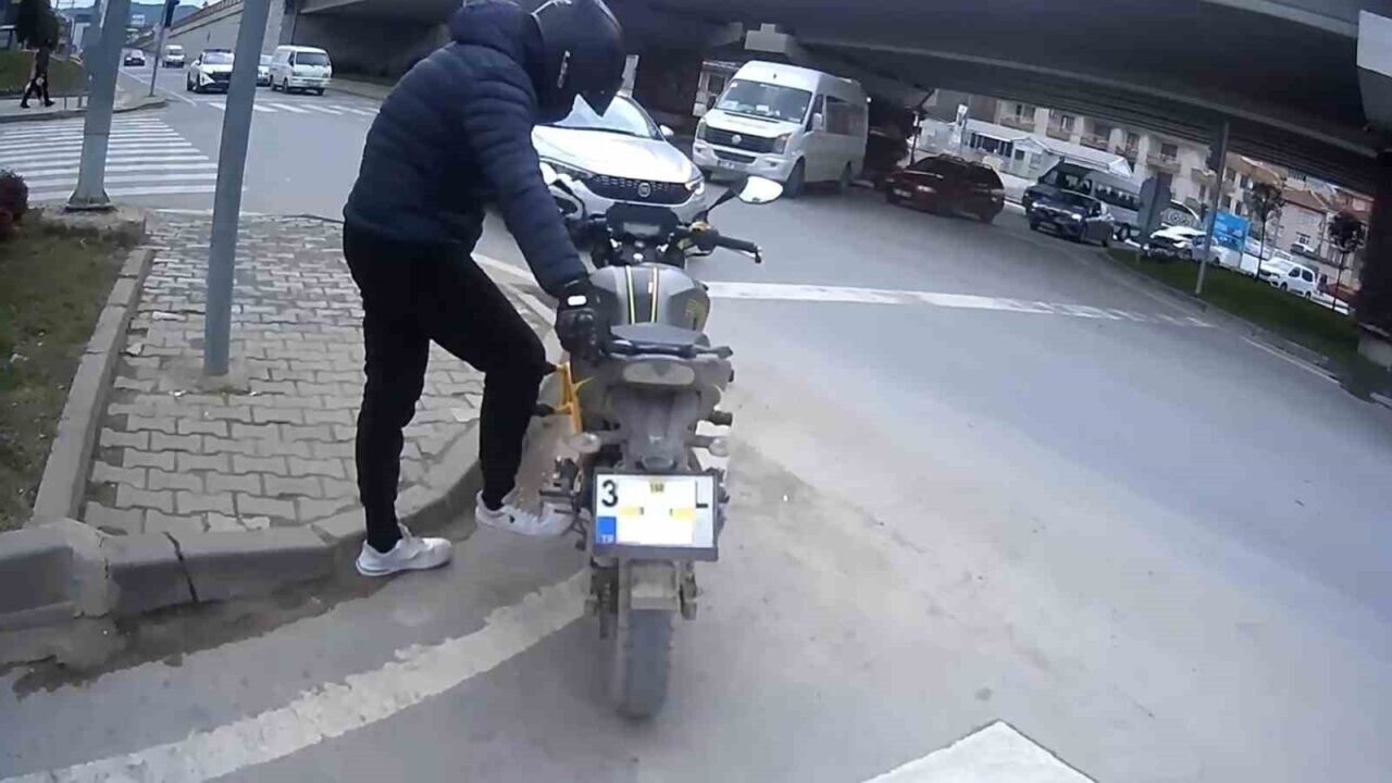 Yalova'da kaldırımda motosiklet kullanarak vatandaşların güvenliğini tehlikeye atan sürücü, sivil