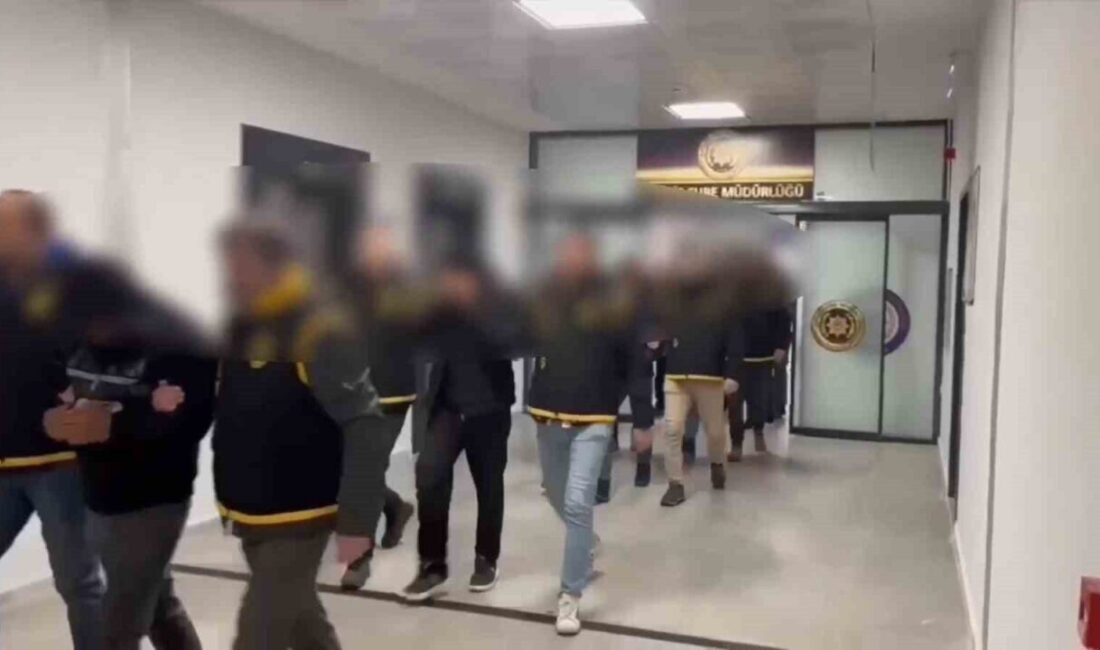 Yalova’da 35 milyon lira dolandırıcıların hedefi olan kadından 5 kişi tutuklandı Yalova'da G.E. adlı bir kadını telefonla dolandıran 7 kişi yakalandı;