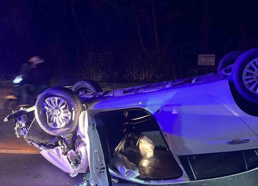 Alkollü Sürücü Yalova’da Takla Attı: Minibüse Çarptıktan Sonra Kaldırıma Uçtu Yalova'da alkollü sürücü Murat Y., 34 KIZ 583 plakalı otomobiliyle