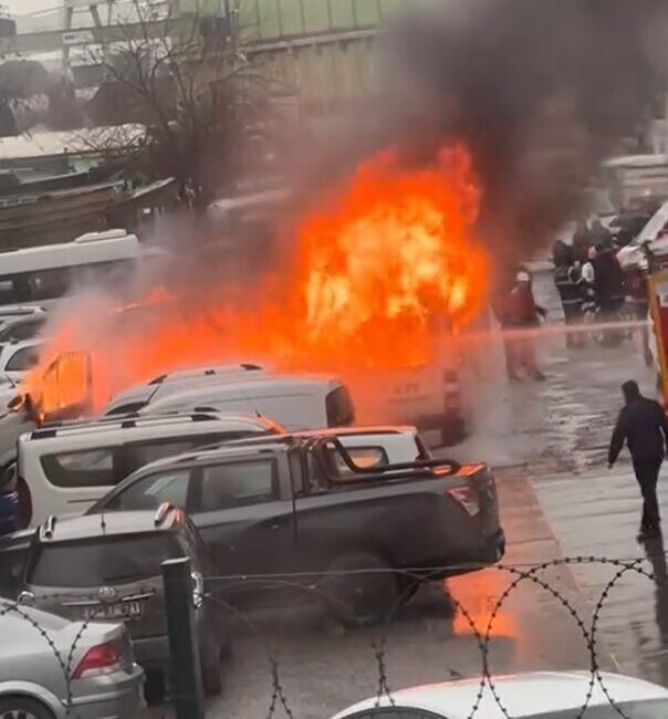 Altınova’daki tersanenin otoparkında park halindeki servis minibüsü alev aldı, itfaiye zamanında müdahale etti. Yalova'nın Altınova ilçesindeki Tersan Tersanesi otoparkında park halindeki bir servis