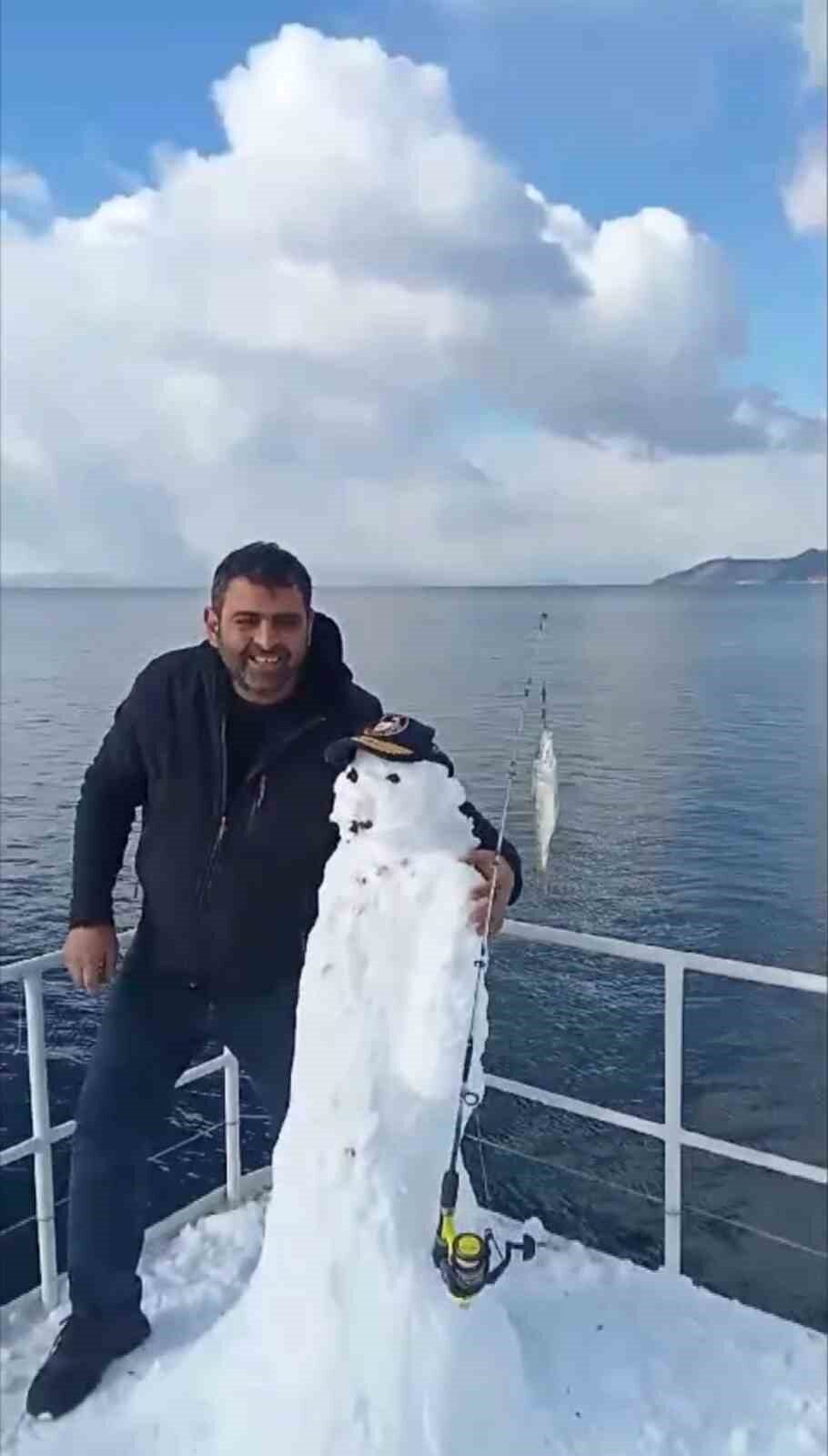 Bursa'nın Gemlik ilçesinde bir balıkçı grubu, tekneyle avlanmak yerine kardan