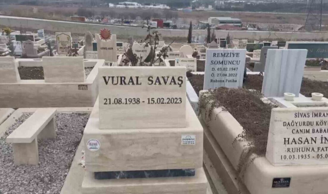 Vural Savaş’ın Ölüm Yıldönümünde Kabri Ziyaretsiz Kaldı Eski Yargıtay Cumhuriyet Başsavcısı Vural Savaş’ın 2. ölüm yıldönümünde, kabri