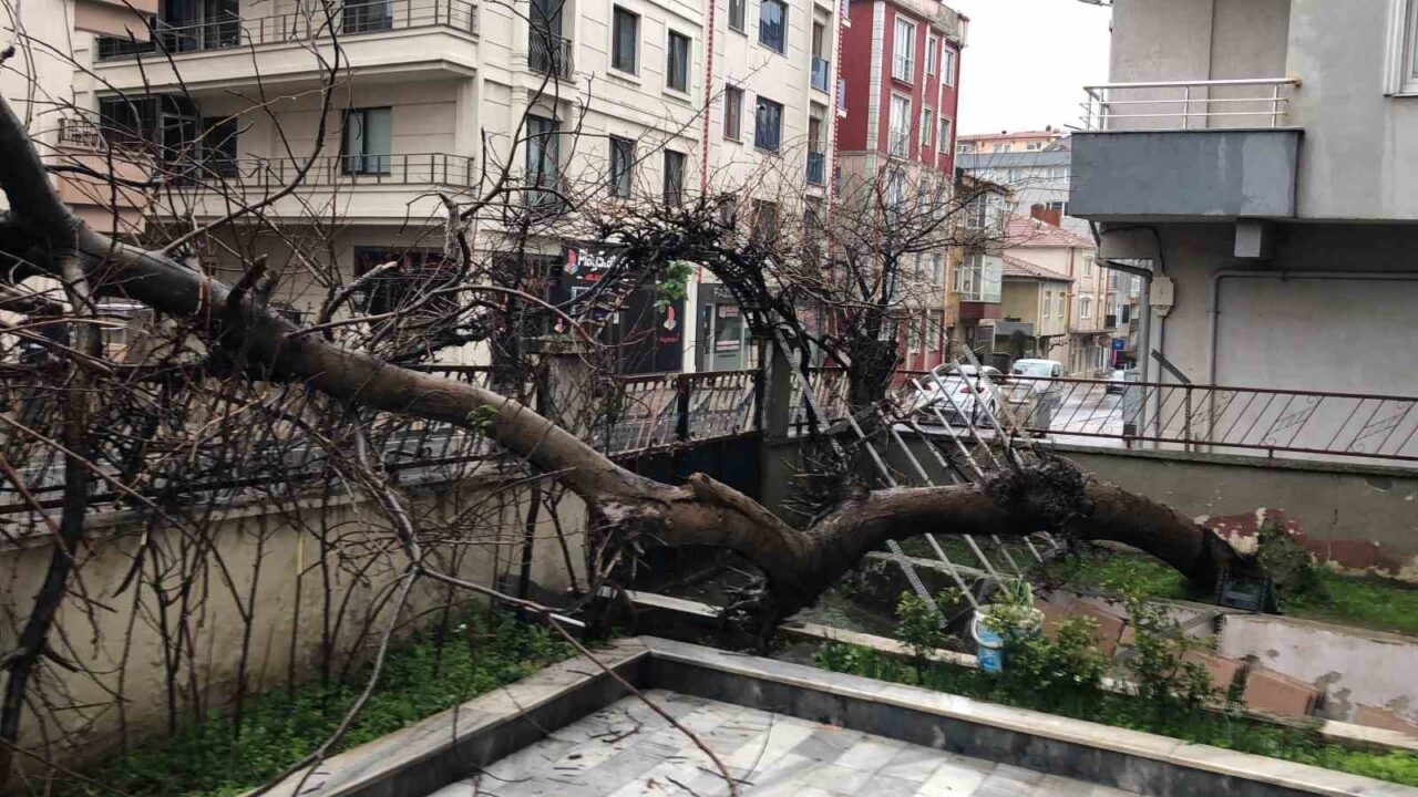 Tekirdağ'ın Çorlu ilçesinde, sağanak yağış sırasında Nusratiye Mahallesi'nde bir servis