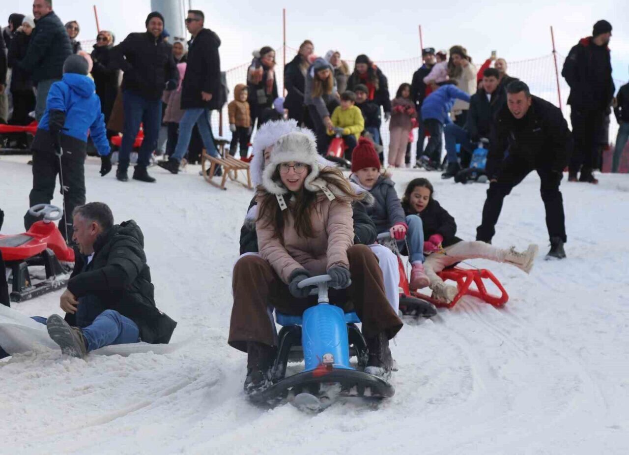 Ilgaz Dağı kayak merkezleri, yarıyıl tatilinin son gününde öğrencilerle dolup