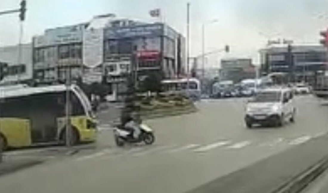 Bursa'nın Yıldırım ilçesinde, yeşil ışıkta geçmeye çalışan motosiklete otomobil çarptı.