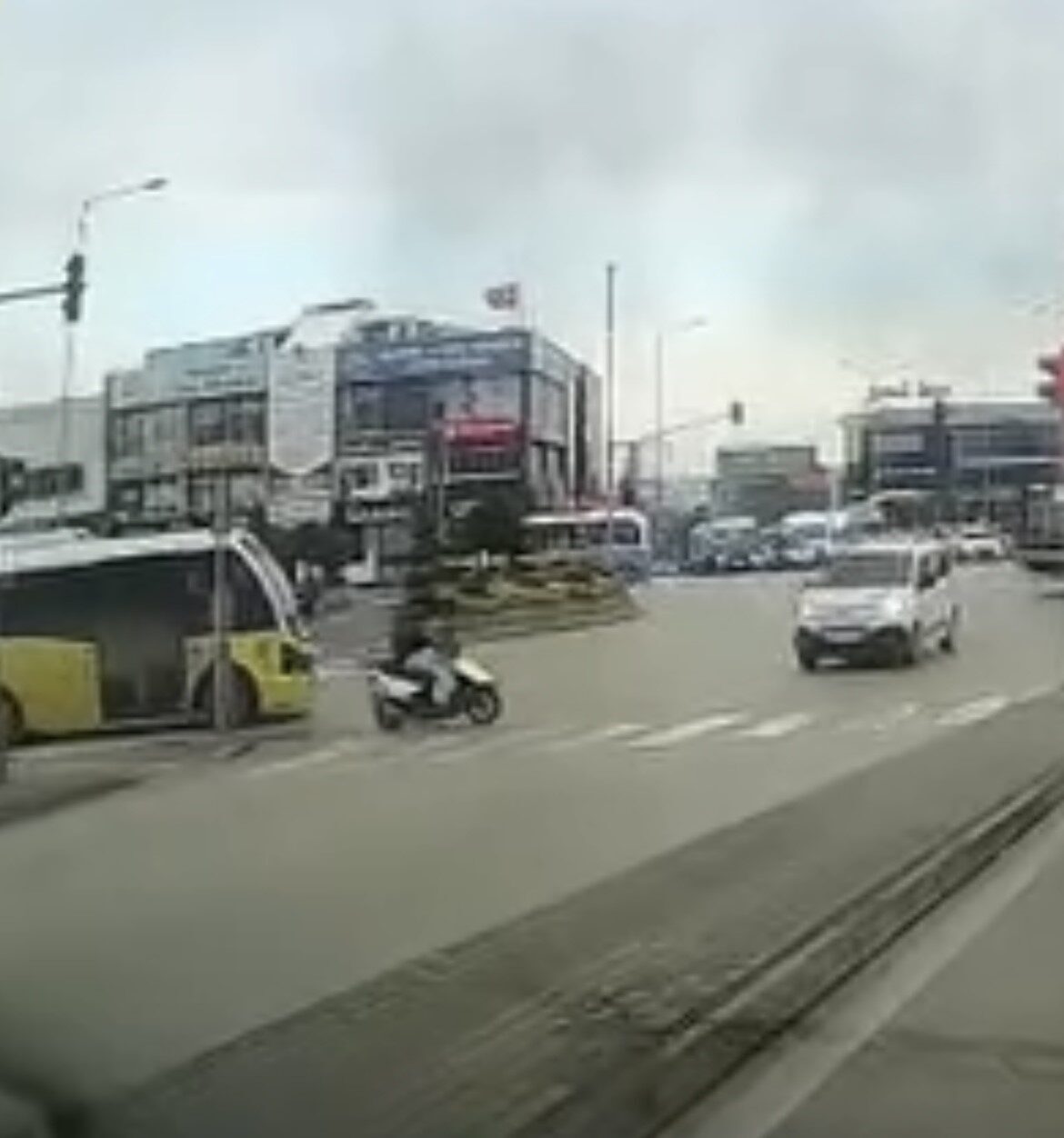 Bursa'nın Yıldırım ilçesinde, yeşil ışıkta geçmeye çalışan motosiklete otomobil çarptı.
