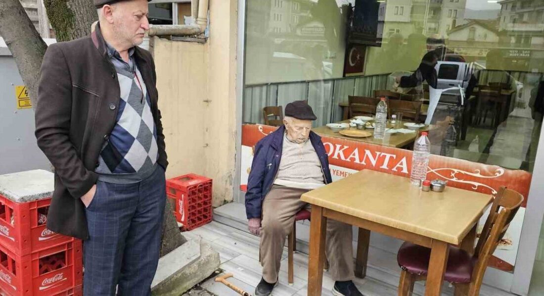 Cide’de Yemek Yerken Kalp Krizi Geçiren 94 Yaşındaki Adam, Sağlık Ekipleri Tarafından Kurtarıldı Kastamonu'nun Cide ilçesinde 94 yaşındaki Tahir Aygün, yemek yerken kalp